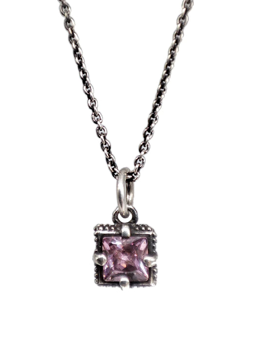 Collana in argento con pietra carré rosa